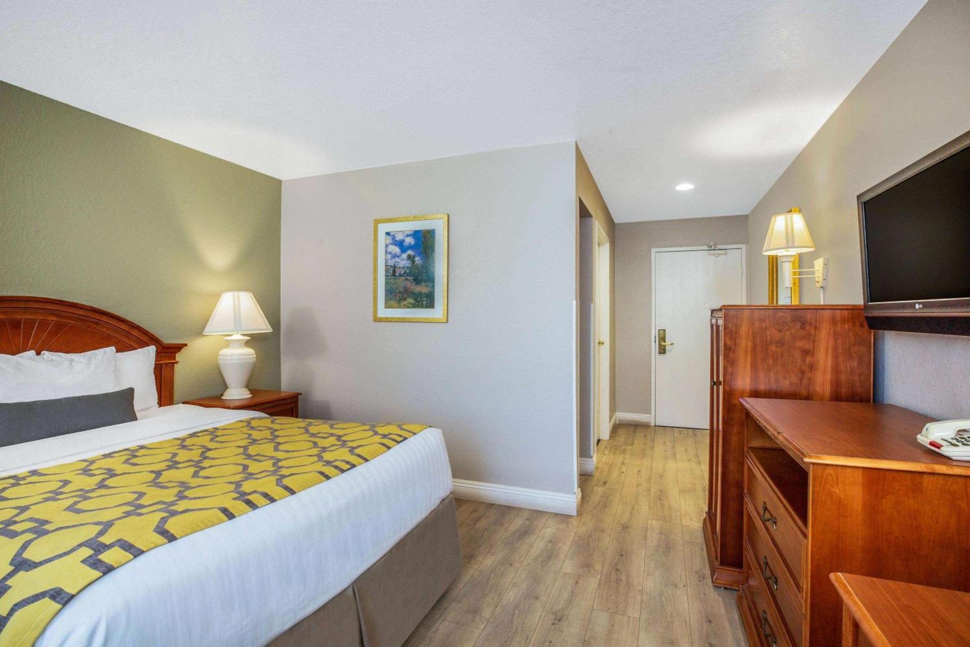 Baymont by Wyndham Tehachapi photo 7