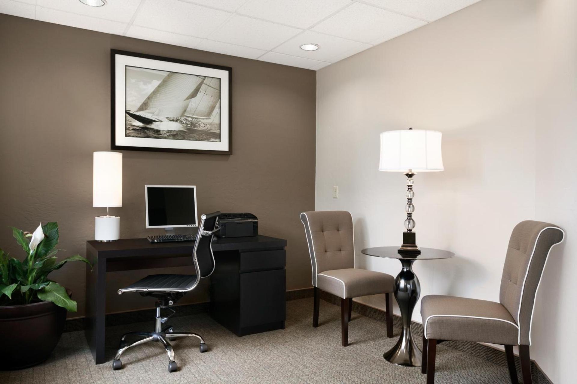 Super 8 by Wyndham Portland Airport photo 26