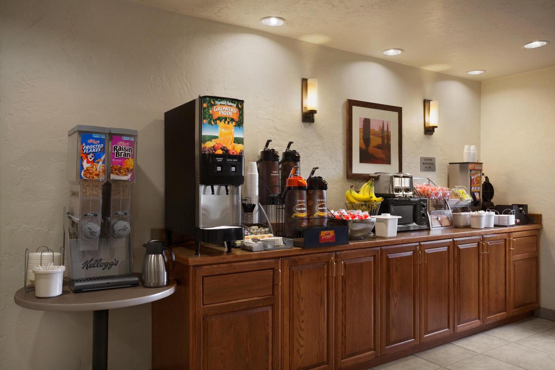 Super 8 by Wyndham Portland Airport photo 29