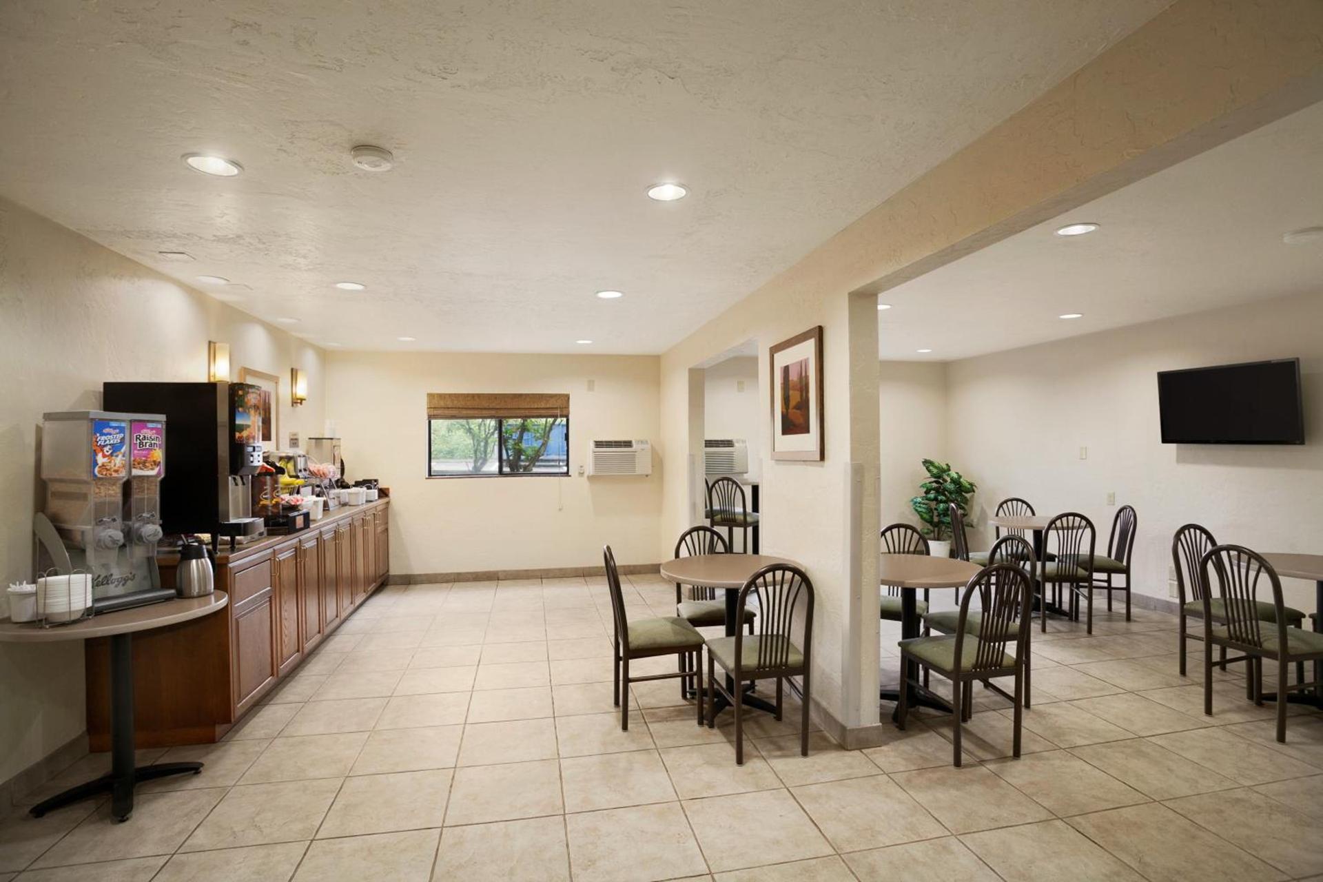 Super 8 by Wyndham Portland Airport photo 30