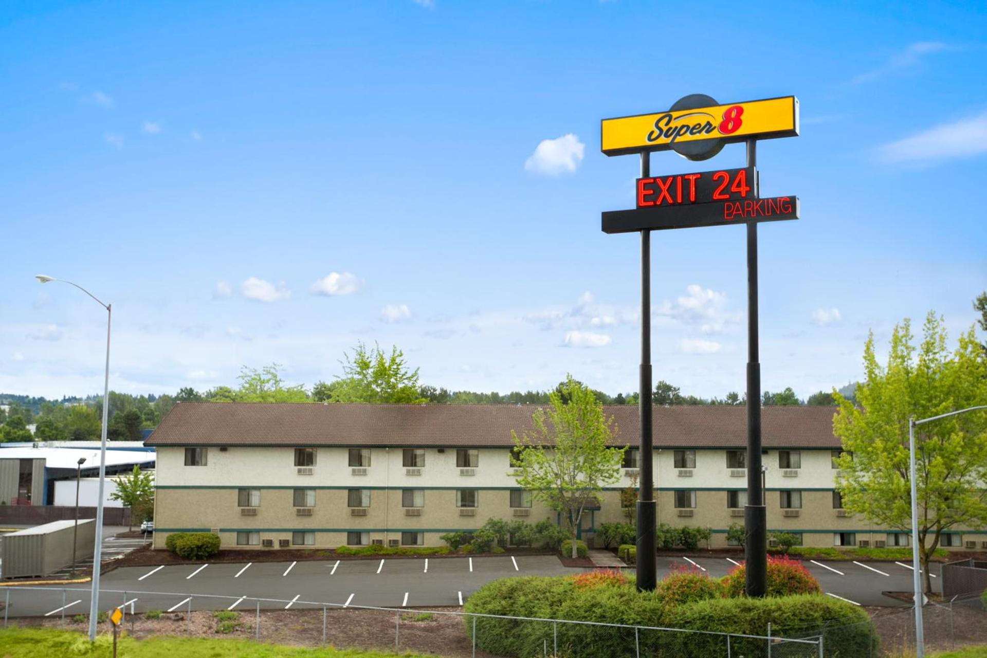 Super 8 by Wyndham Portland Airport photo 1
