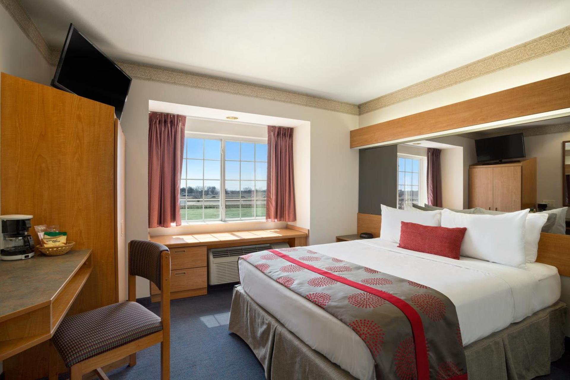 Ramada Limited Bloomington IL I-74/I-55 photo 30