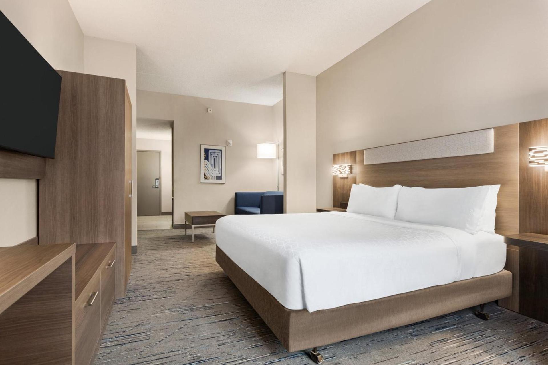 Holiday Inn Express & Suites Greenville-Downtown by IHG photo 74
