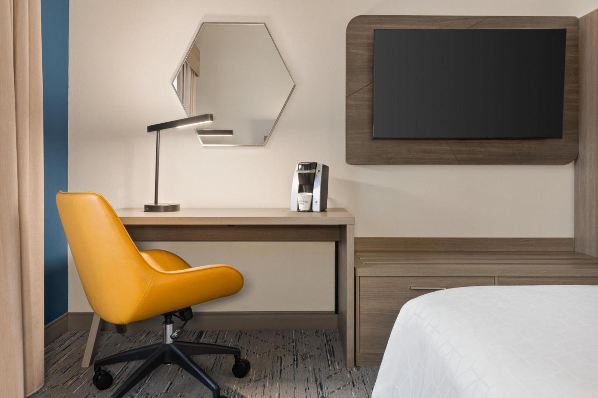 Holiday Inn Express & Suites Greenville-Downtown by IHG photo 72