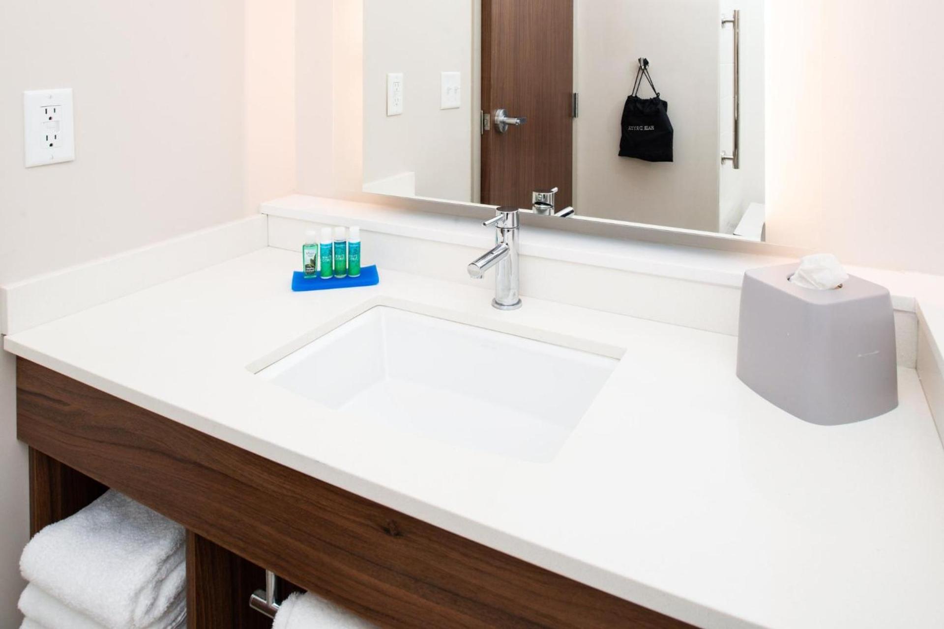 Holiday Inn Express & Suites - Ottumwa by IHG photo 54