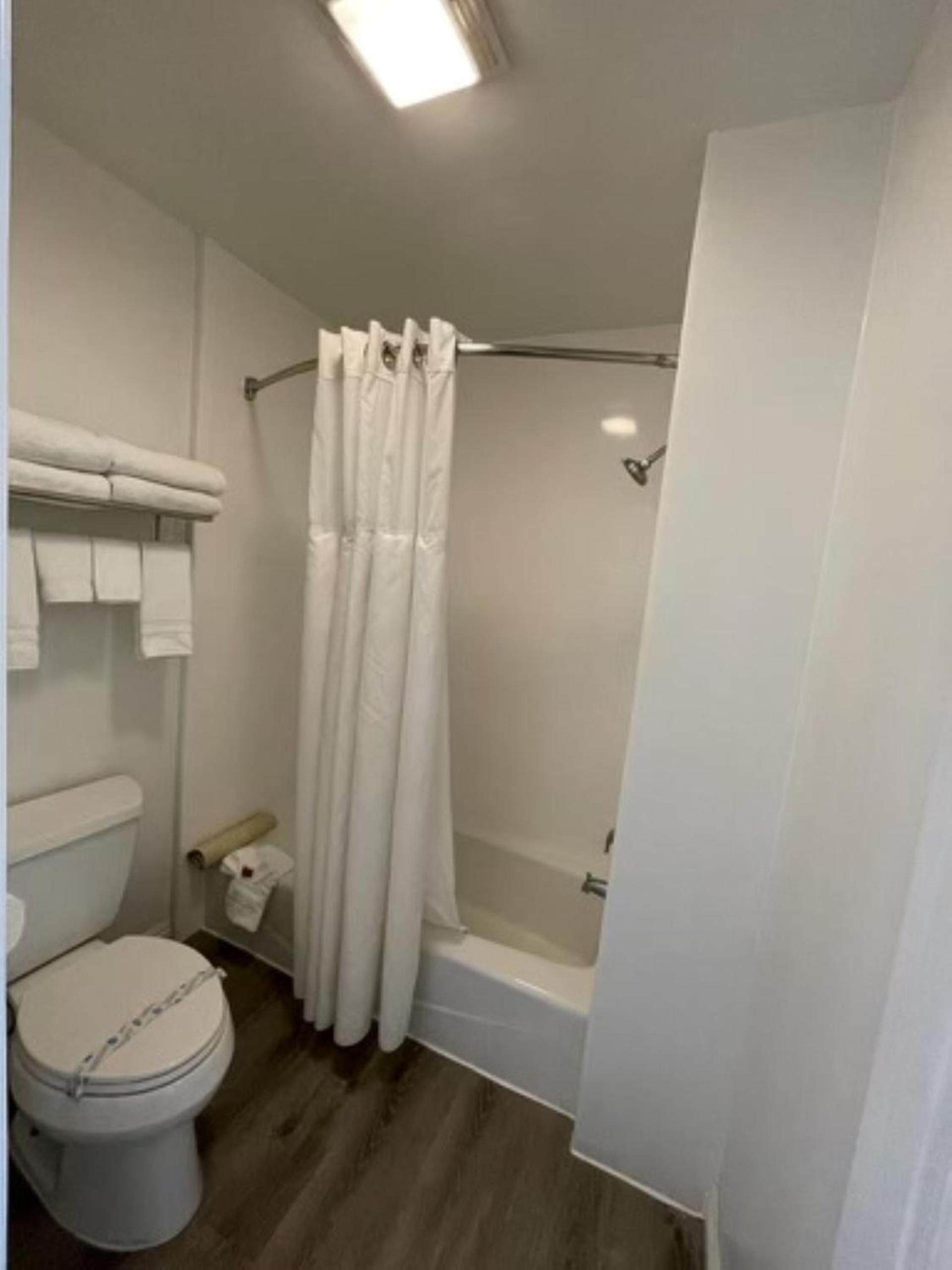 Ramada by Wyndham Redondo Beach photo 11