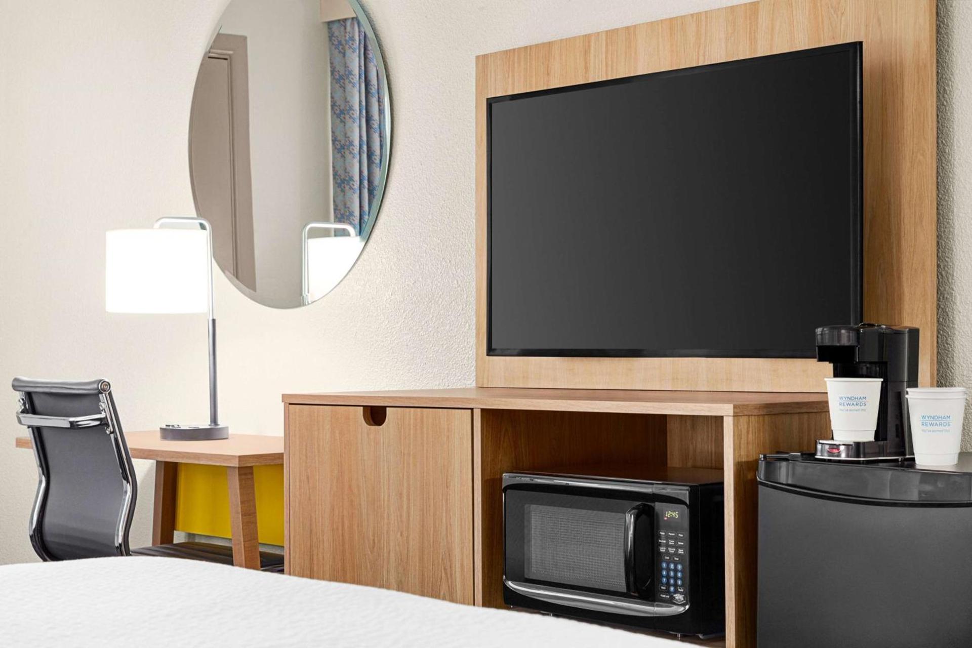 Days Inn by Wyndham Paris photo 30