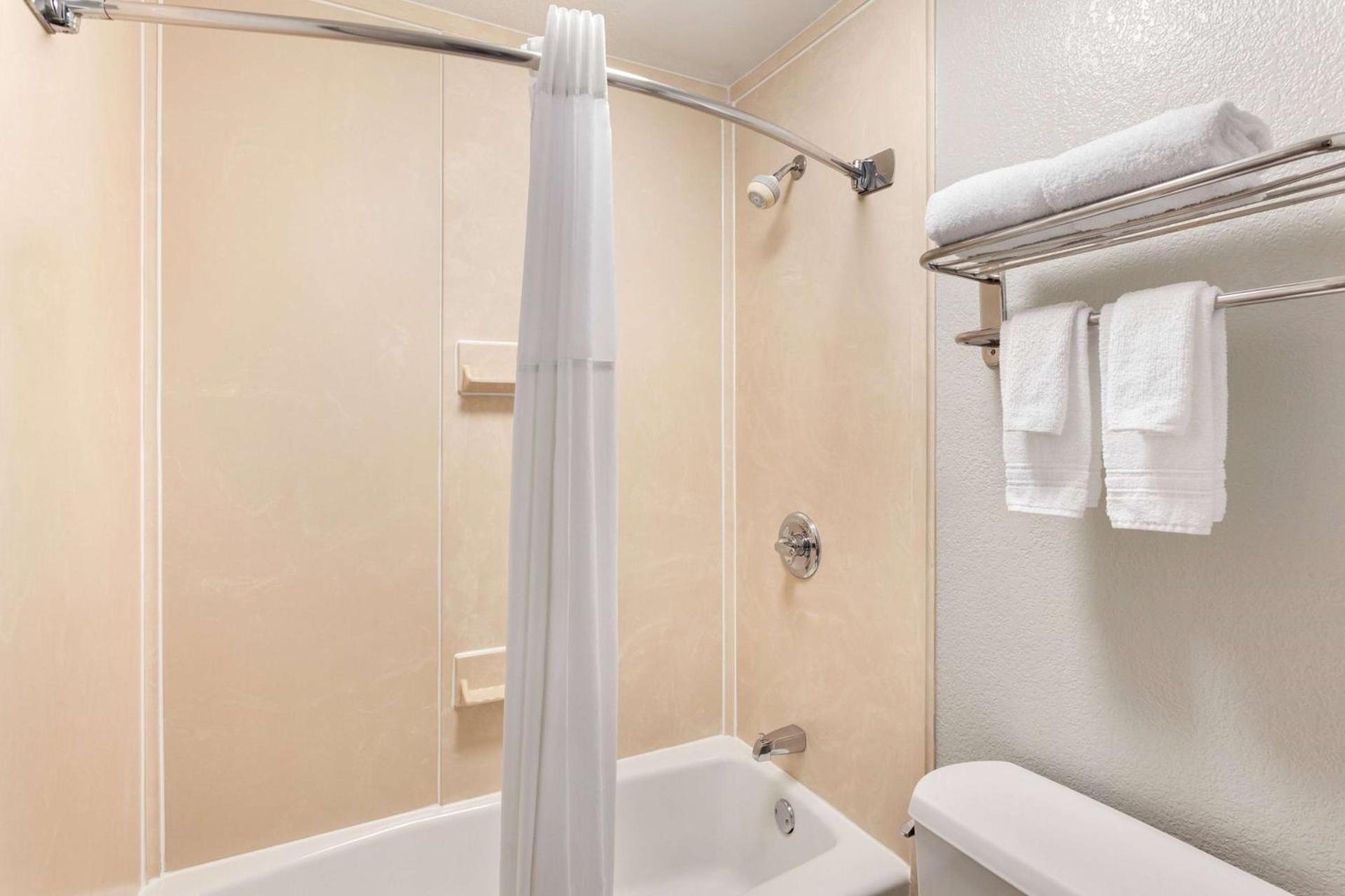 Days Inn by Wyndham Paris photo 43