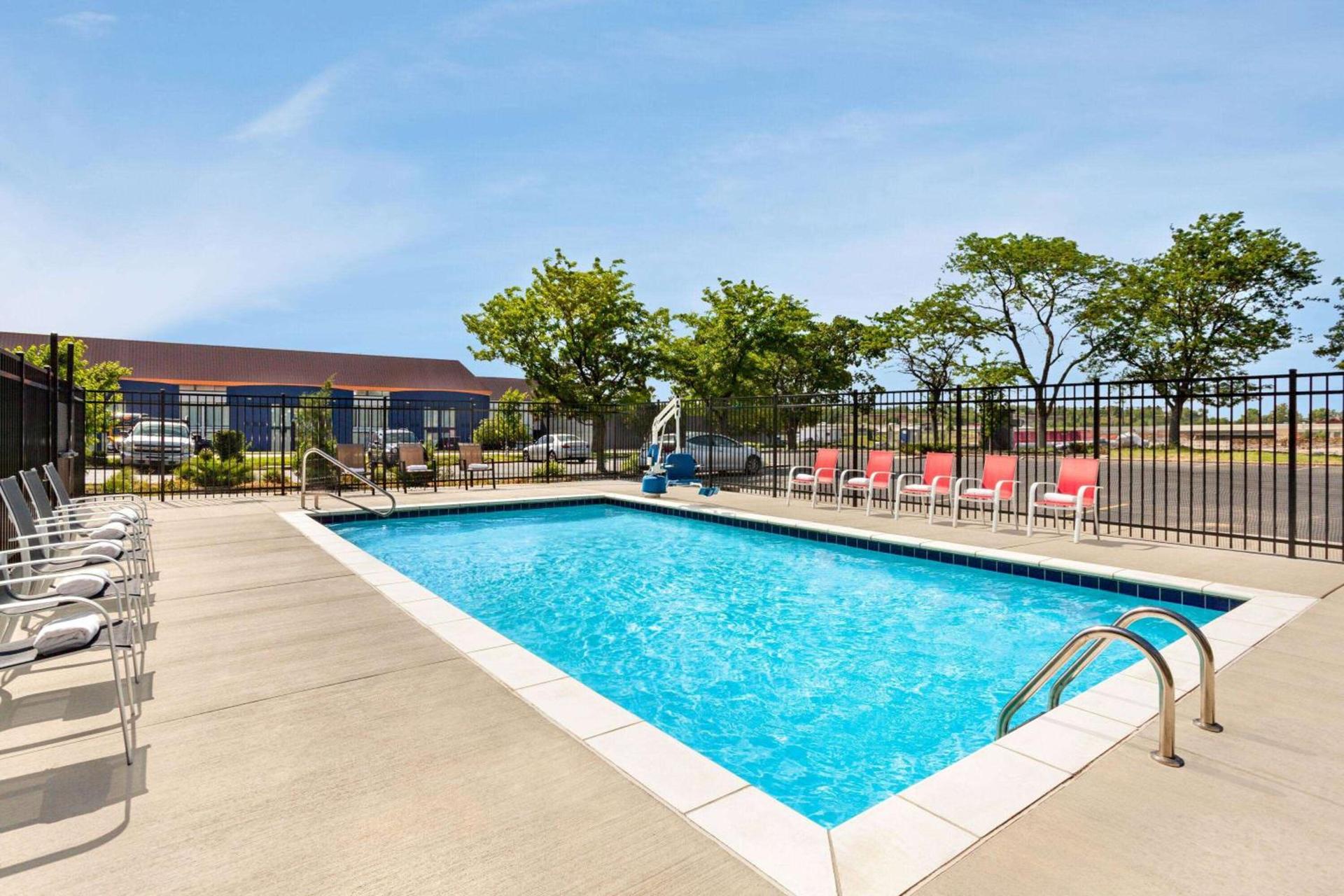 Super 8 by Wyndham Lenexa Overland Park Area/Mall Area photo 7