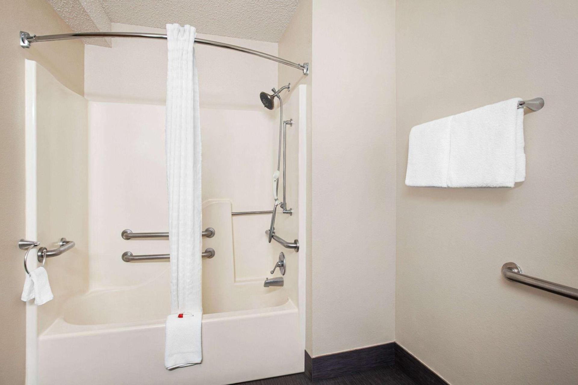 Super 8 by Wyndham Lenexa Overland Park Area/Mall Area photo 8