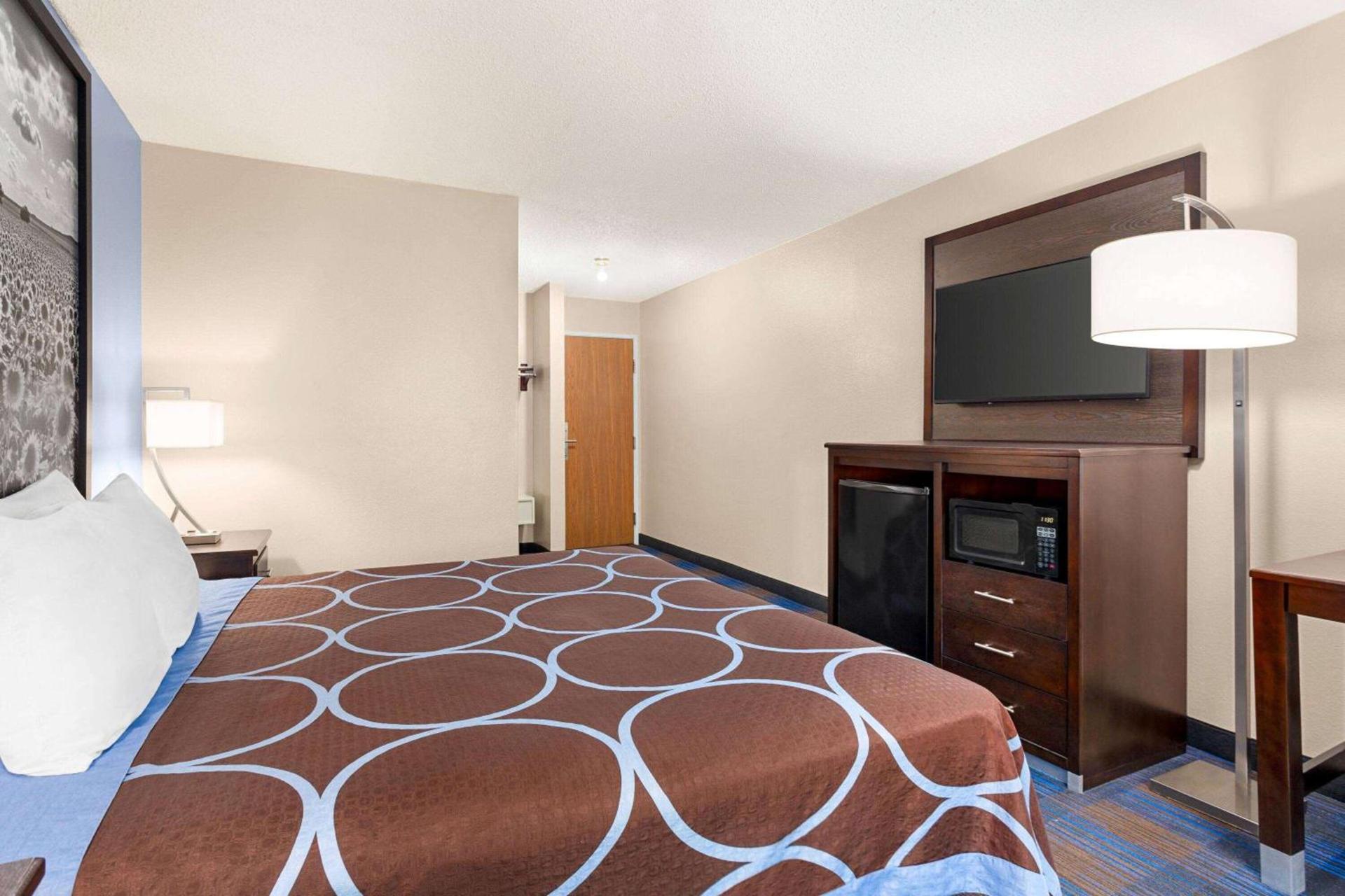 Super 8 by Wyndham Lenexa Overland Park Area/Mall Area photo 12