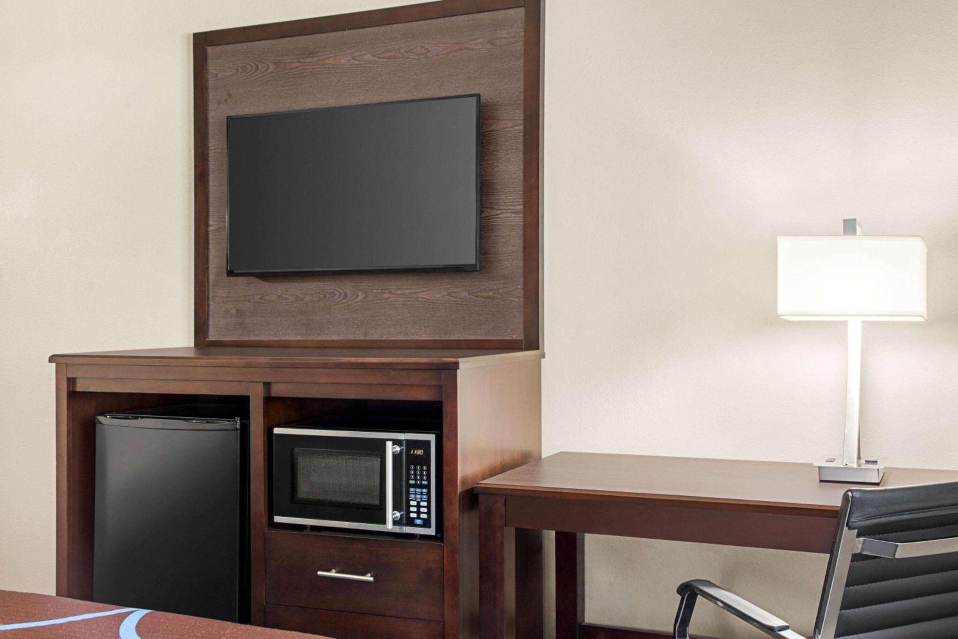 Super 8 by Wyndham Lenexa Overland Park Area/Mall Area photo 16