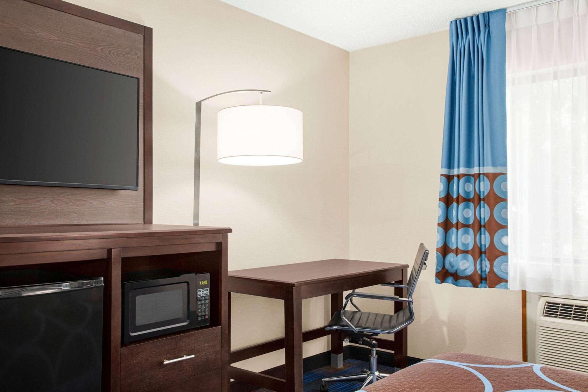Super 8 by Wyndham Lenexa Overland Park Area/Mall Area photo 11