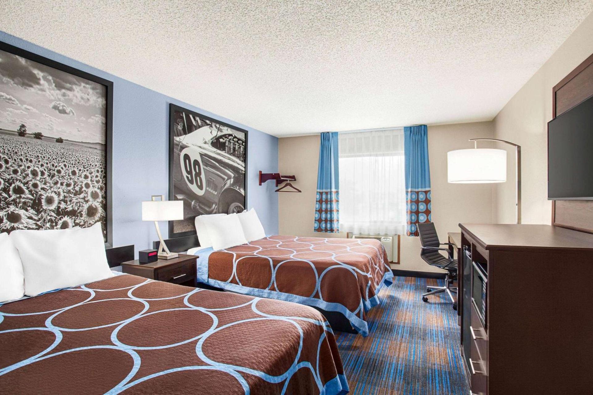 Super 8 by Wyndham Lenexa Overland Park Area/Mall Area photo 2
