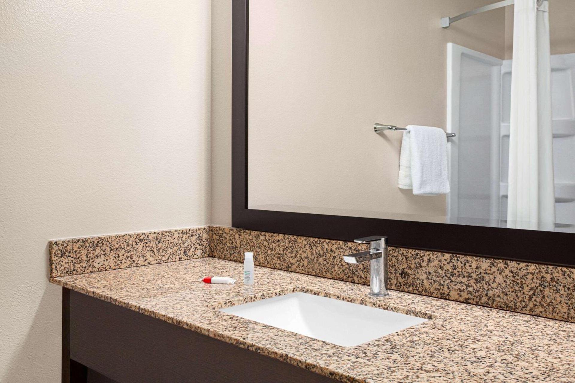 Super 8 by Wyndham Lenexa Overland Park Area/Mall Area photo 22