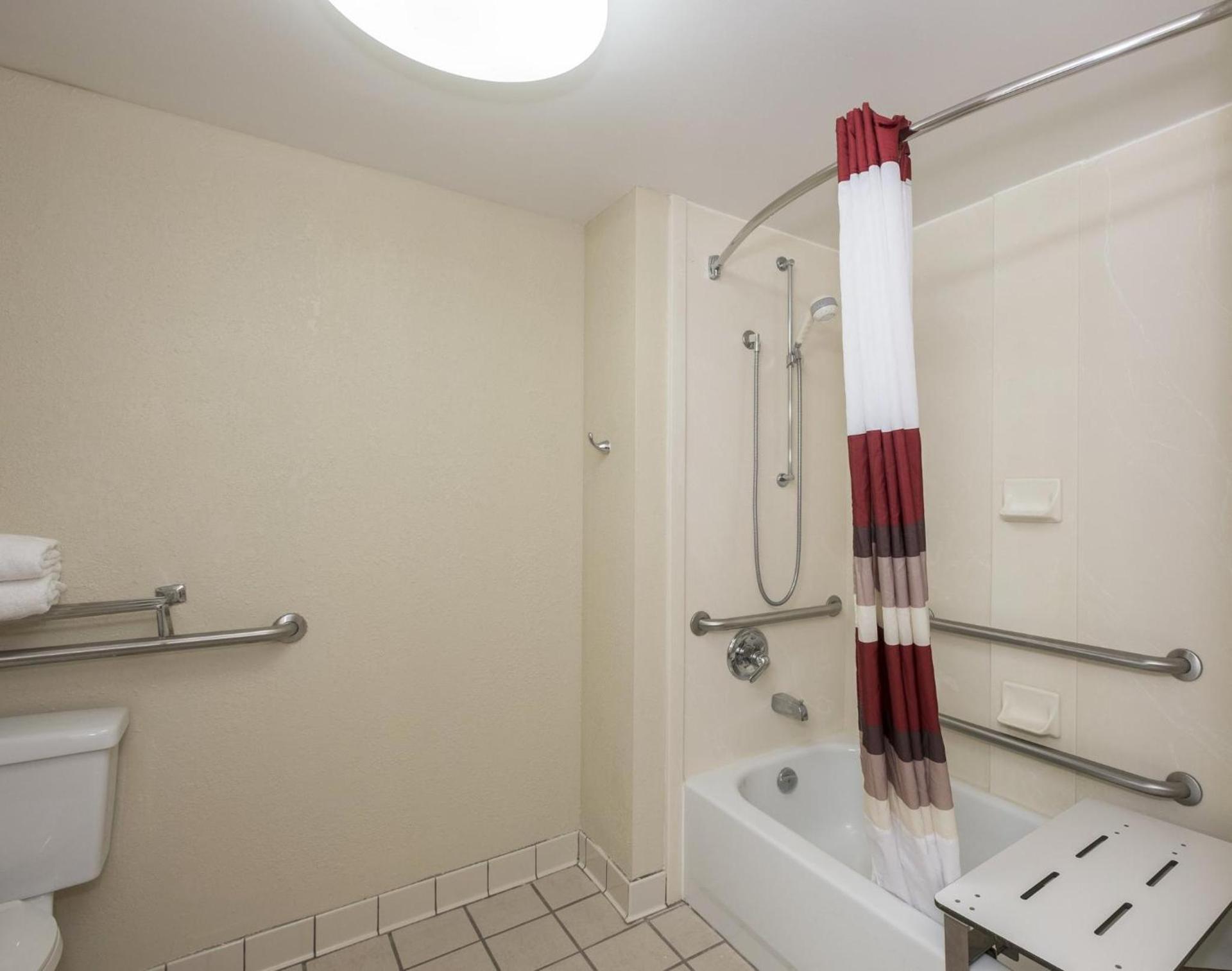 Red Roof Inn Tupelo photo 46