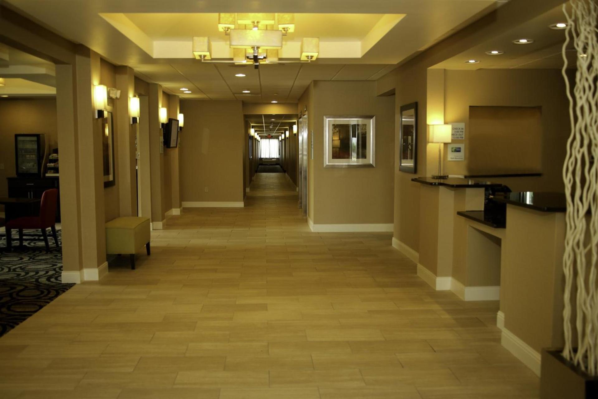 Holiday Inn Express & Suites Marion Northeast by IHG photo 7