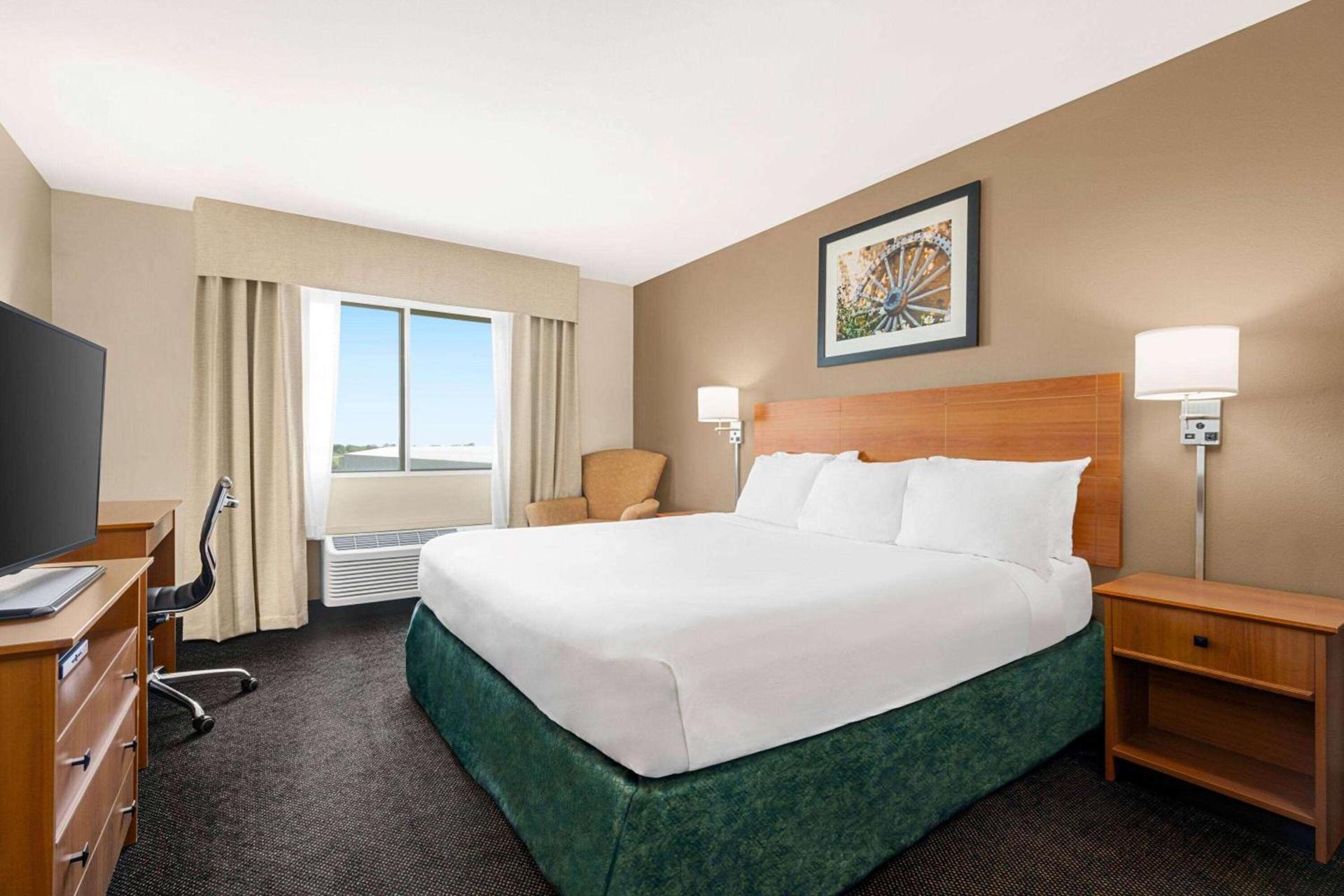 Baymont by Wyndham Fremont photo 4
