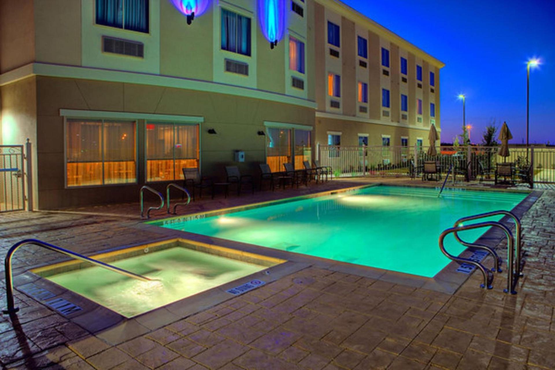 Holiday Inn Express & Suites Cotulla by IHG photo 12