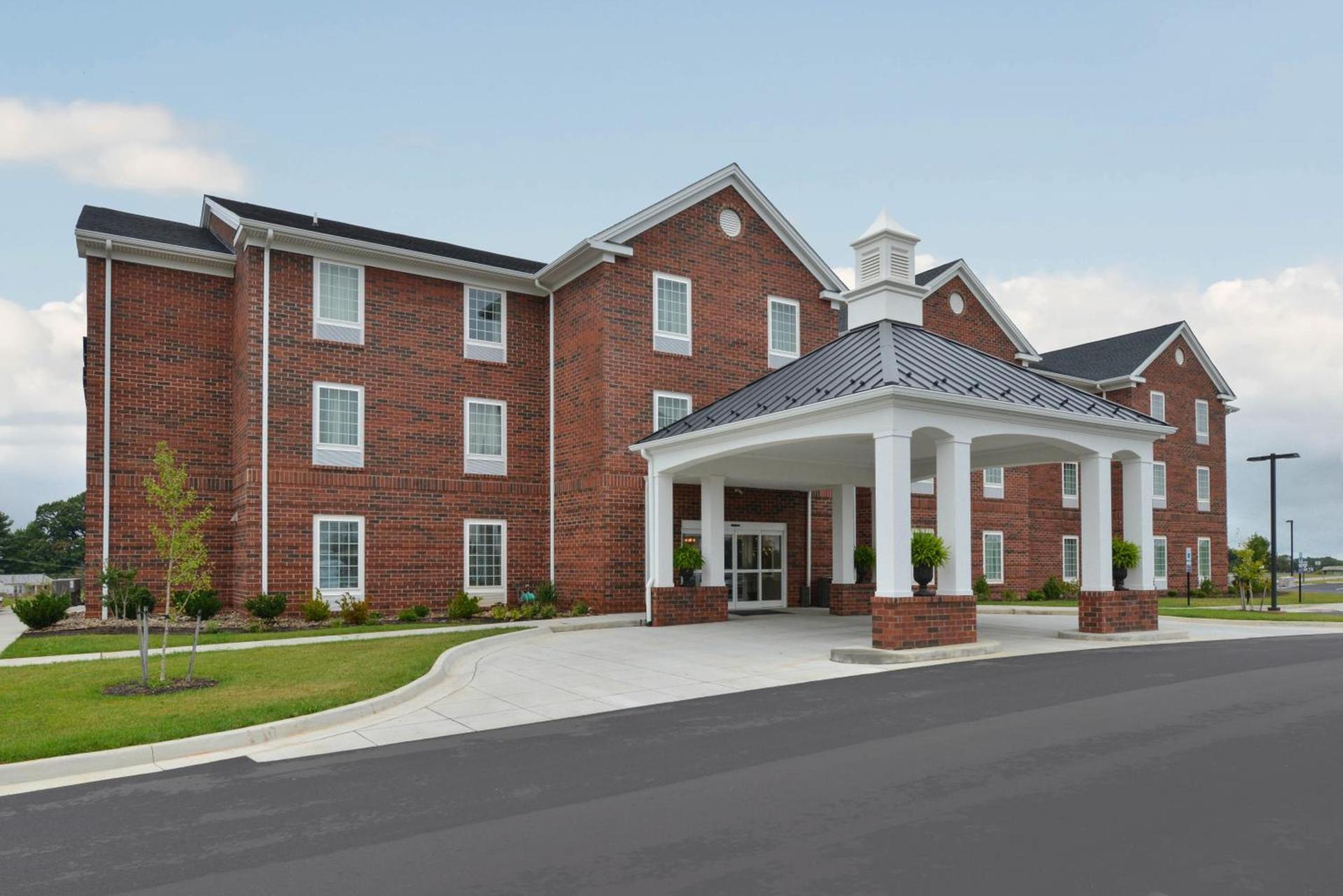 Appomattox Inn and Suites photo 1