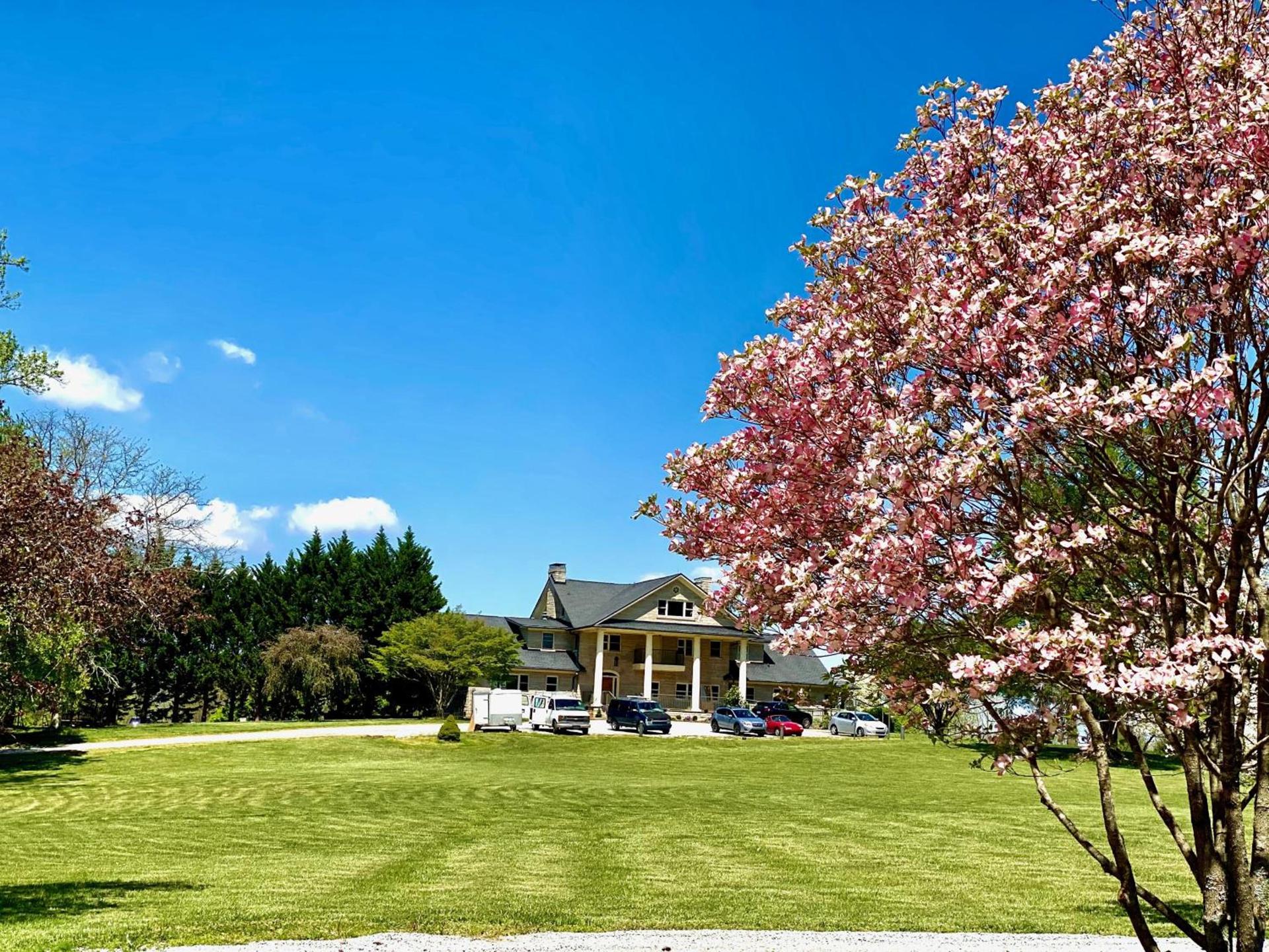 SKYLARANNA Resort & SPA — hotel in Hendersonville