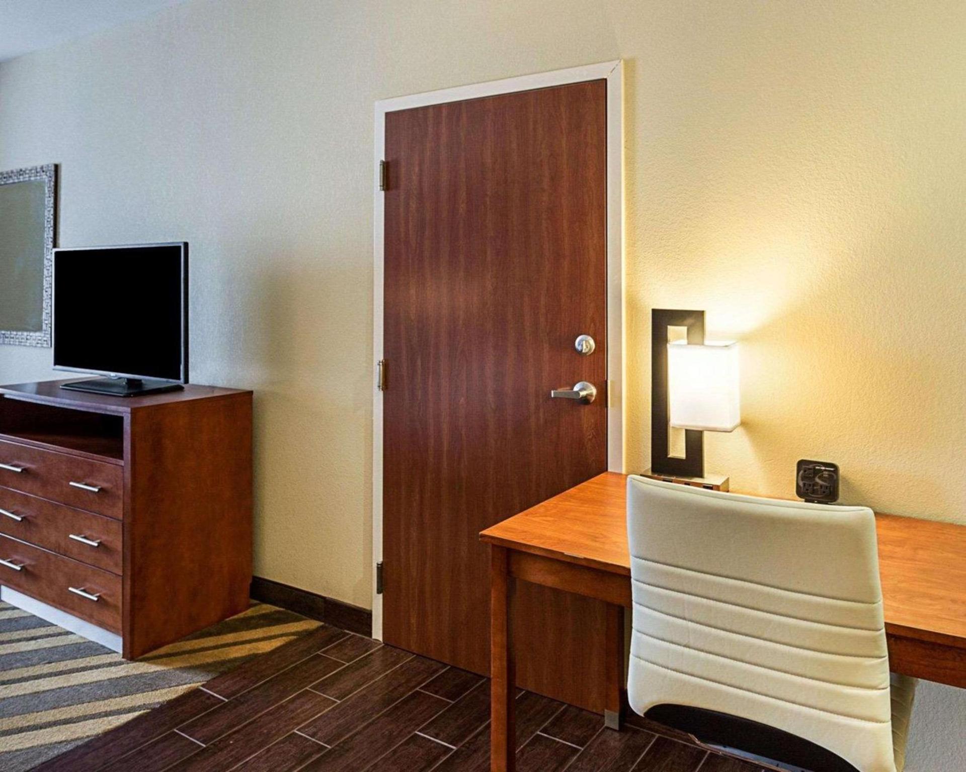 Comfort Suites near Tanger Outlet Mall photo 17