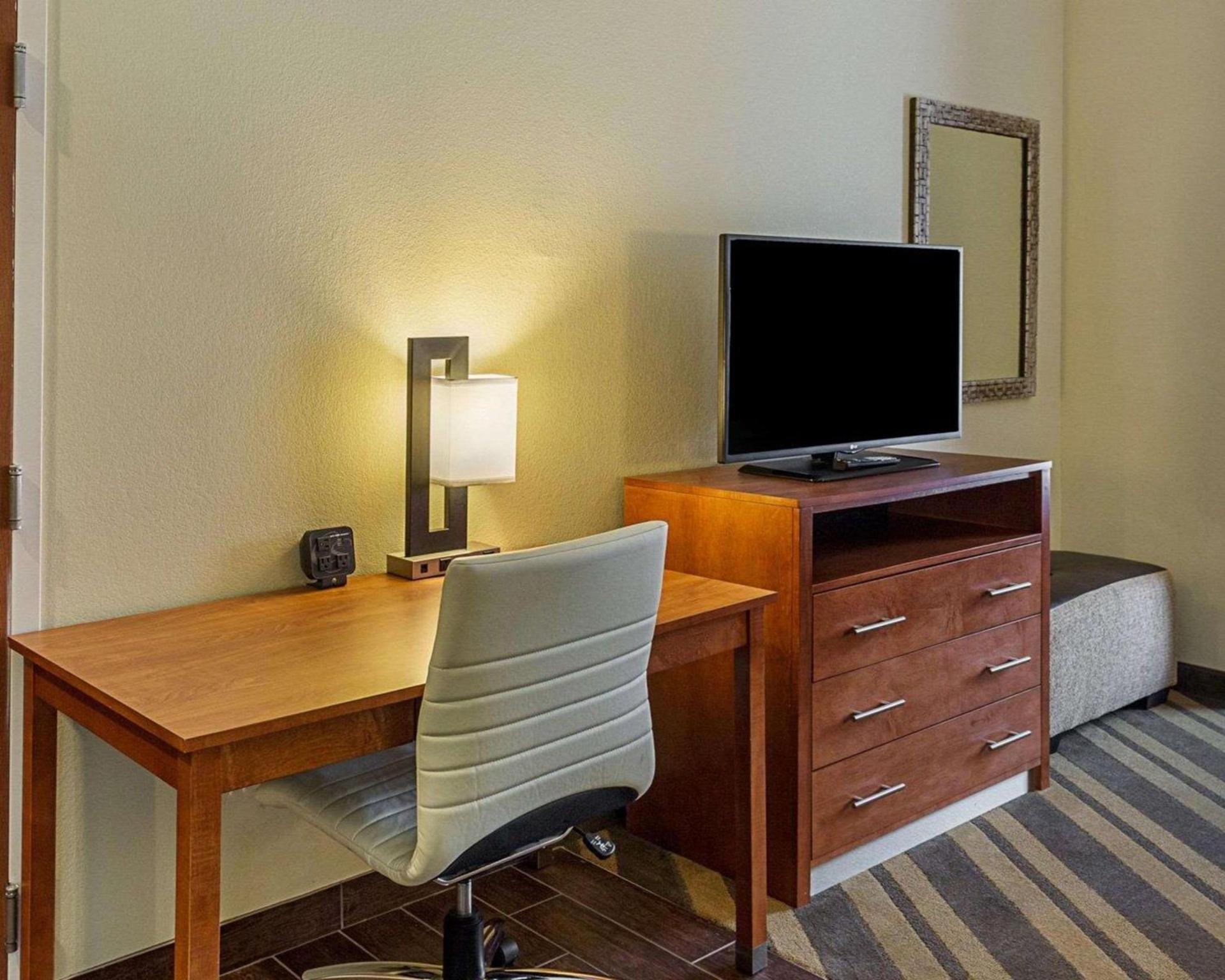 Comfort Suites near Tanger Outlet Mall photo 20
