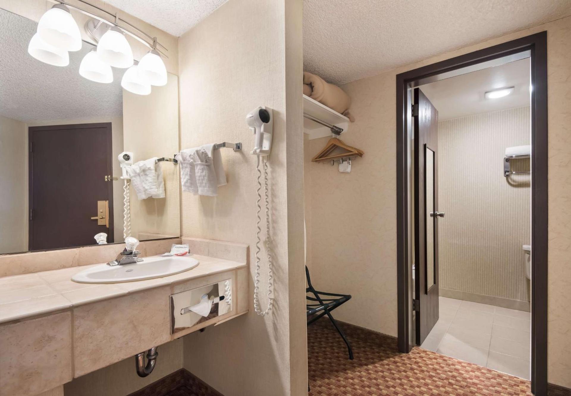 SureStay Plus Hotel by Best Western Reno Airport photo 32