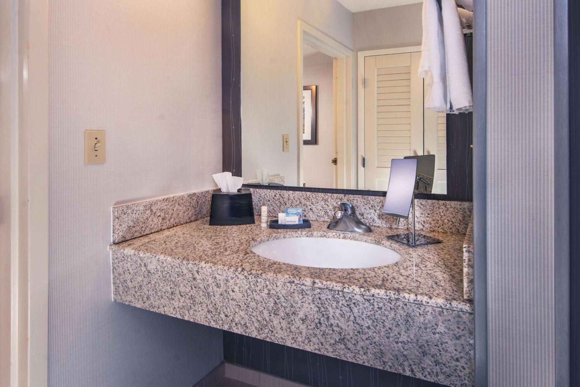 Comfort Inn & Suites Bethlehem Lehigh Valley Airport photo 5