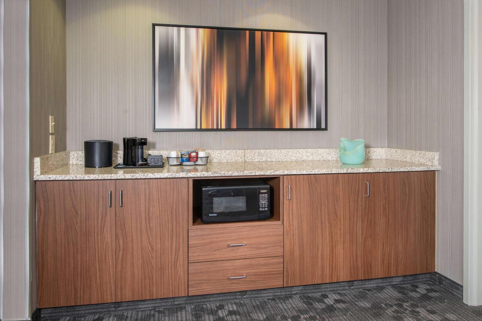 Comfort Inn & Suites Bethlehem Lehigh Valley Airport photo 17