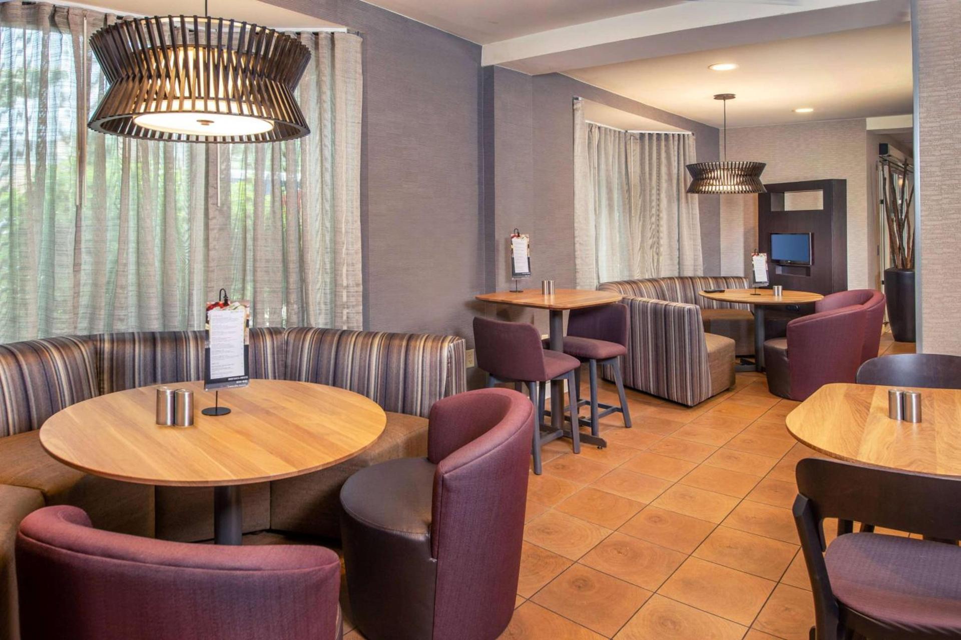 Comfort Inn & Suites Bethlehem Lehigh Valley Airport photo 24