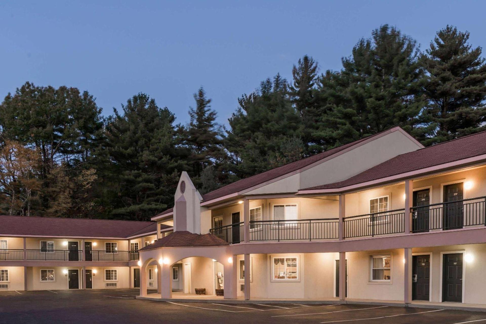 Howard Johnson by Wyndham Lenox photo 2
