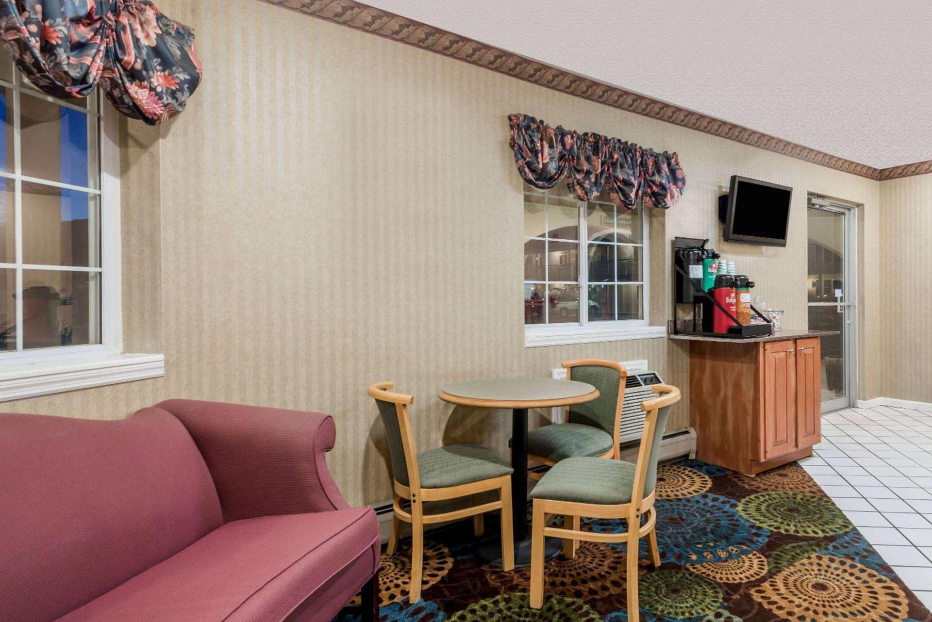 Howard Johnson by Wyndham Lenox photo 3