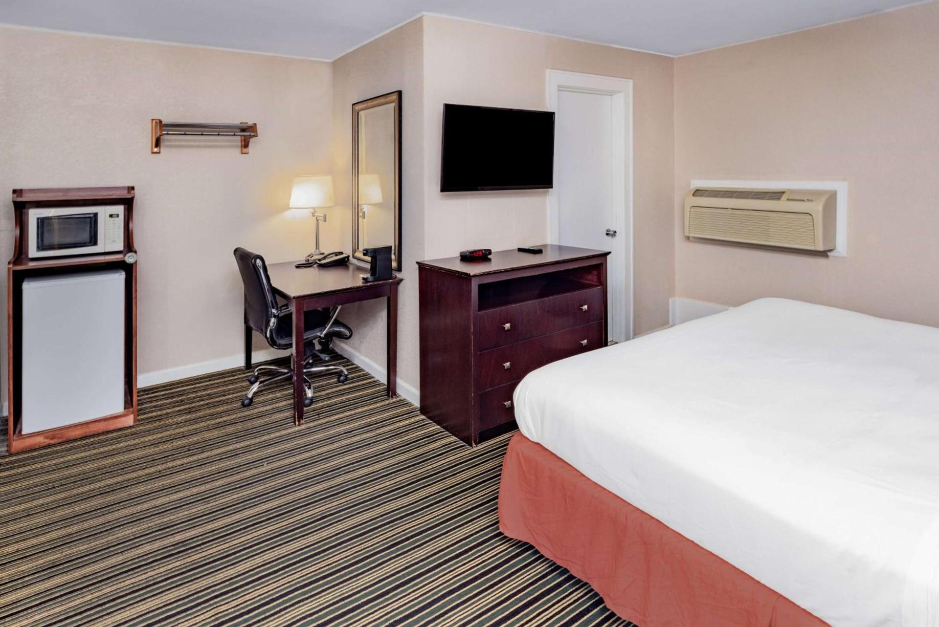 Travelodge by Wyndham Great Barrington Berkshires photo 10
