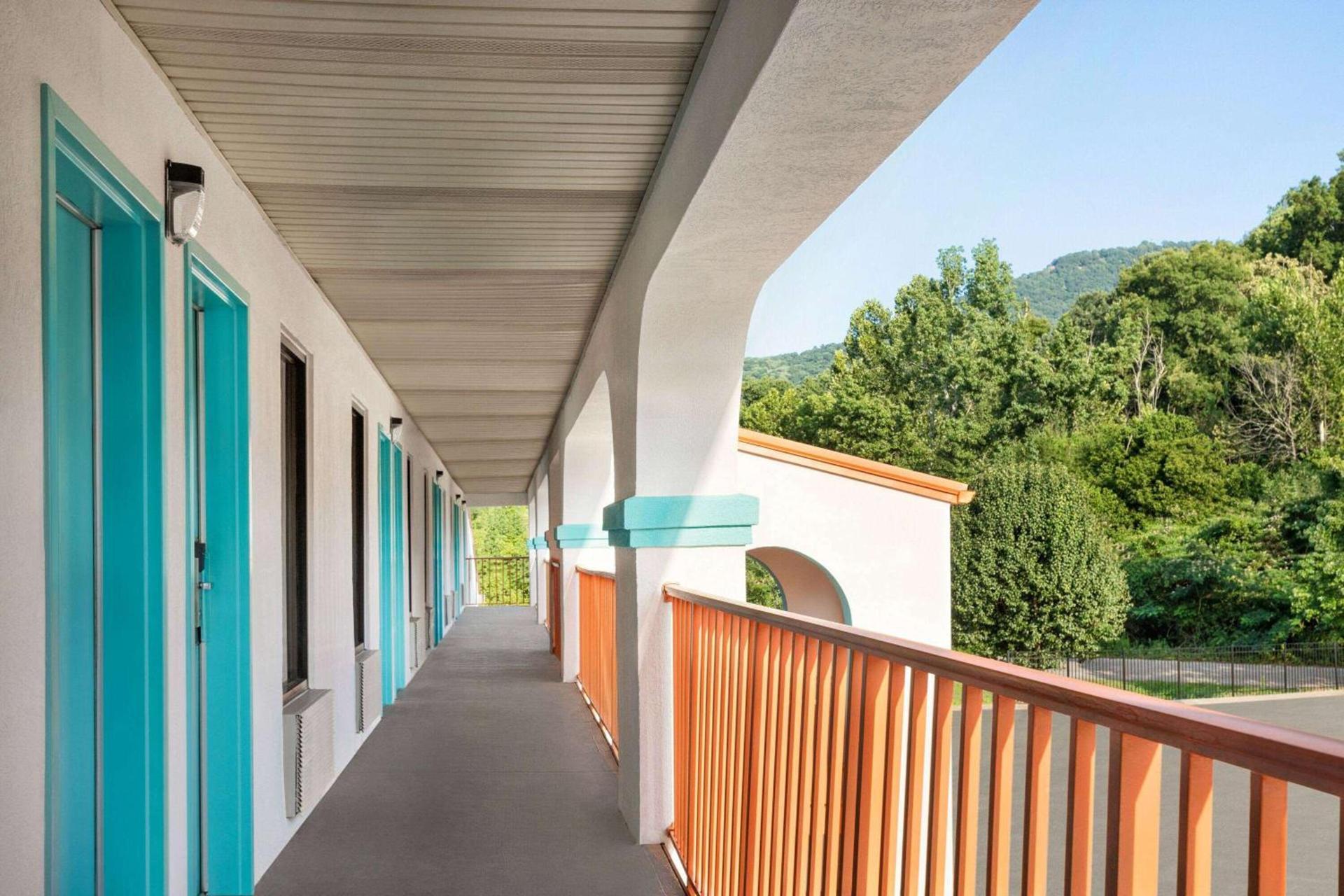 Howard Johnson by Wyndham Chattanooga Lookout Mountain I-24 photo 4