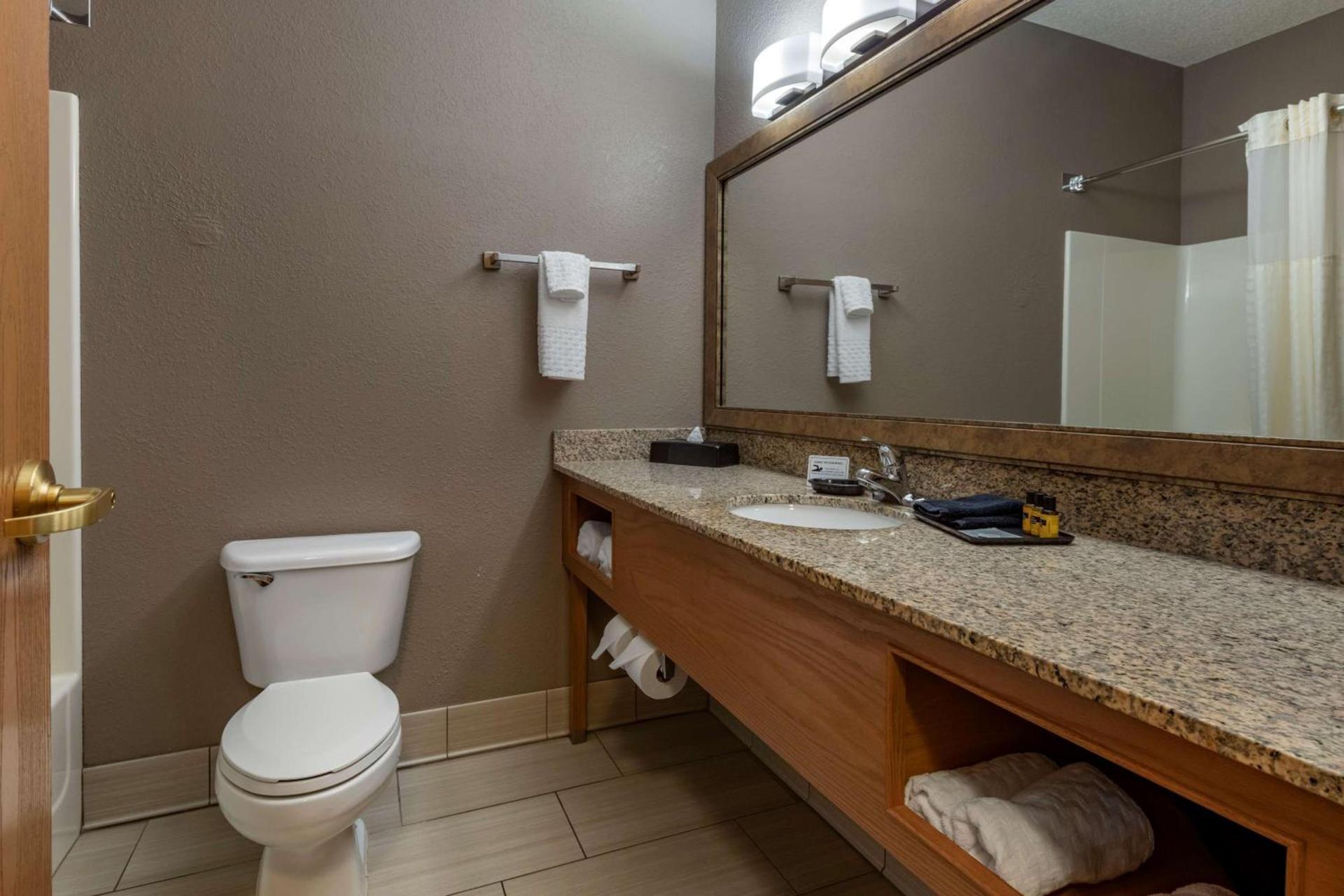 Best Western Plus Chelsea Hotel photo 33