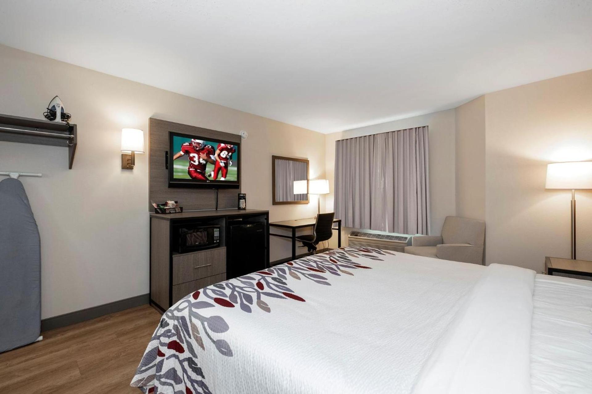 Red Roof Inn Clifton Park photo 36