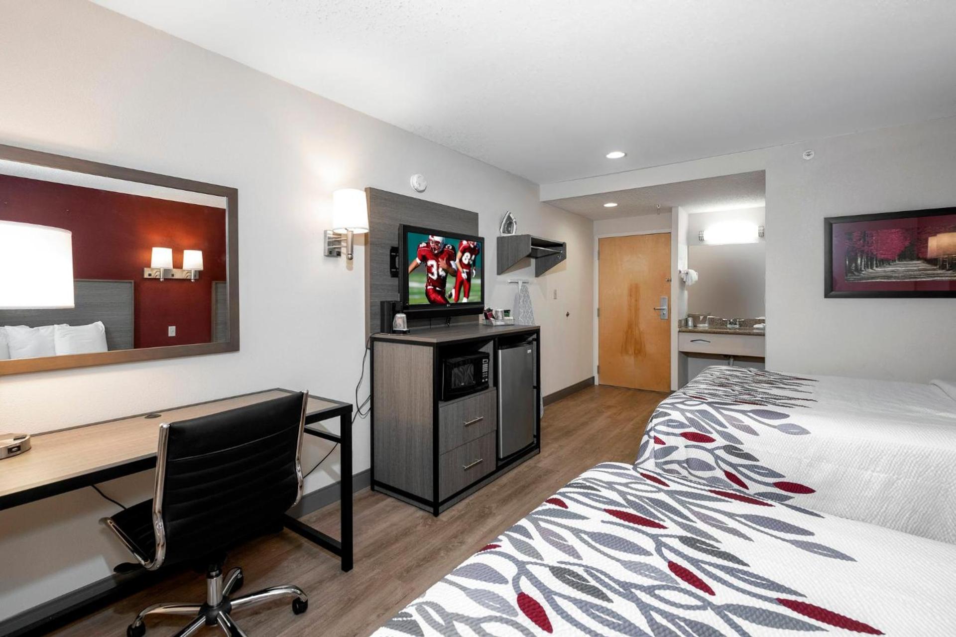 Red Roof Inn Clifton Park photo 23