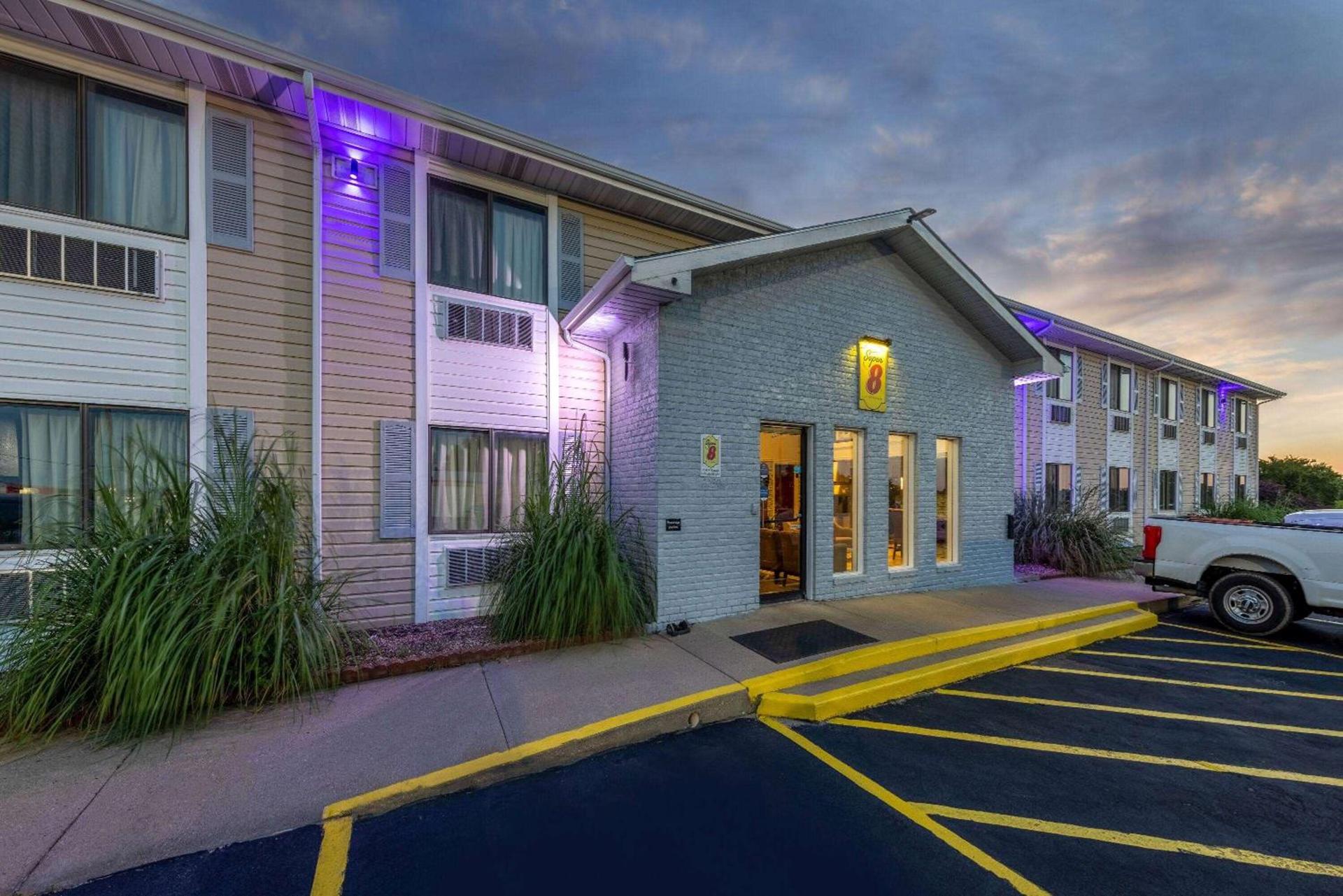 Super 8 by Wyndham El Dorado photo 2