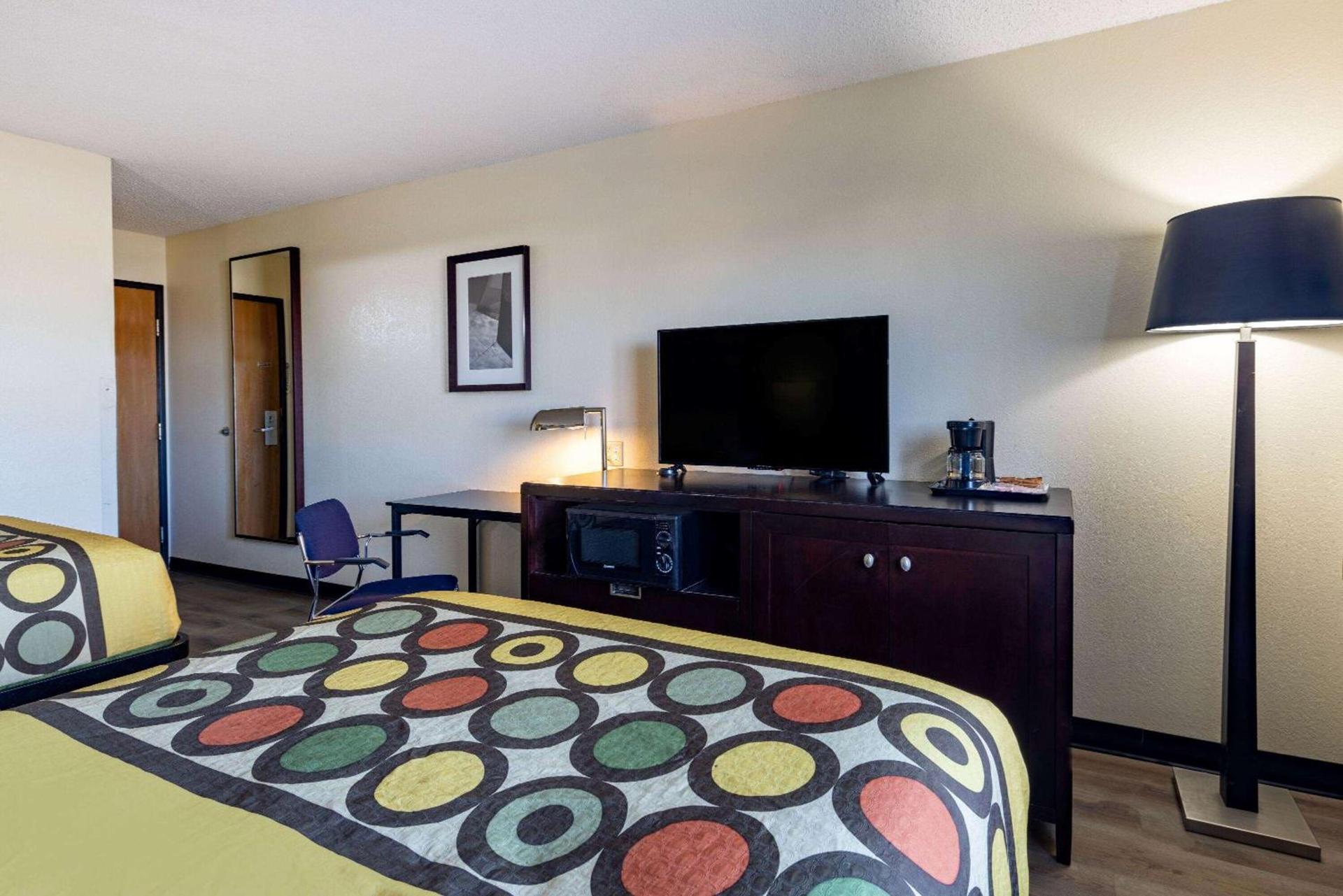 Super 8 by Wyndham El Dorado photo 5