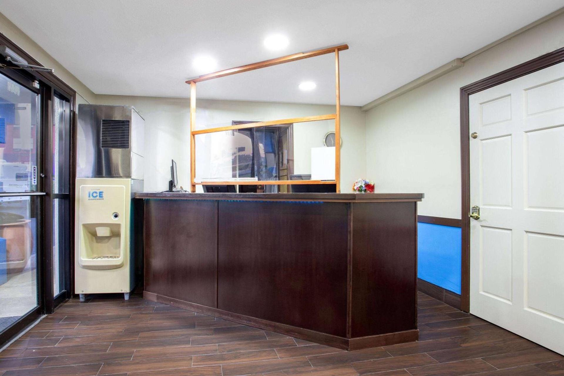 Travelodge by Wyndham Richmond IN photo 8