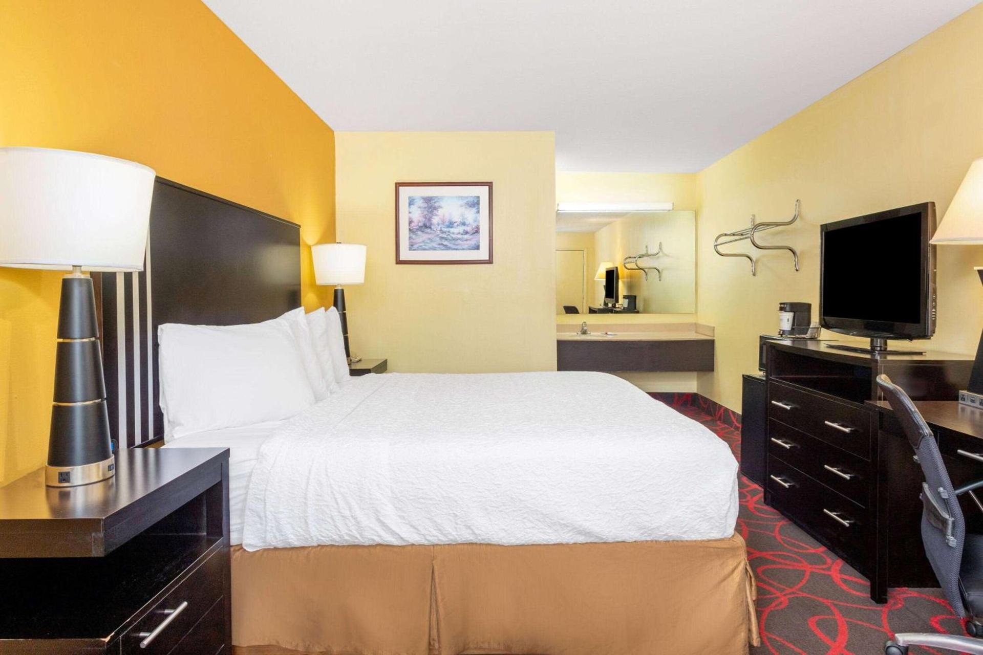 Travelodge by Wyndham Richmond IN photo 11