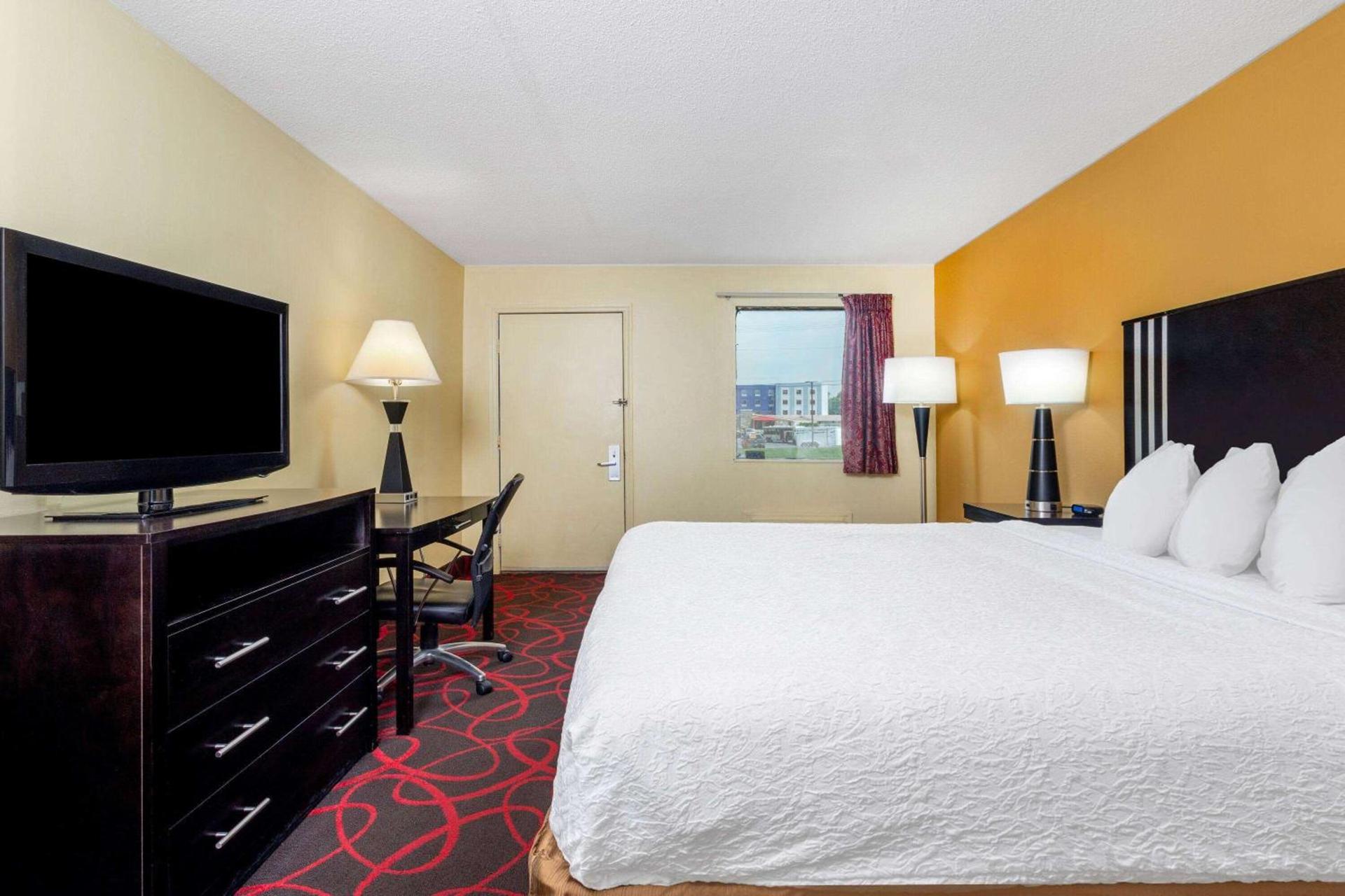 Travelodge by Wyndham Richmond IN photo 12