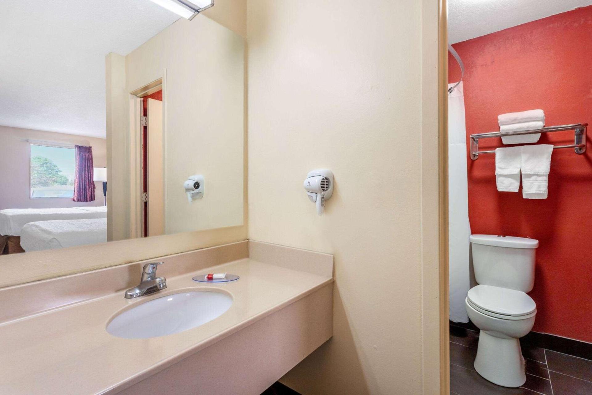 Travelodge by Wyndham Richmond IN photo 24