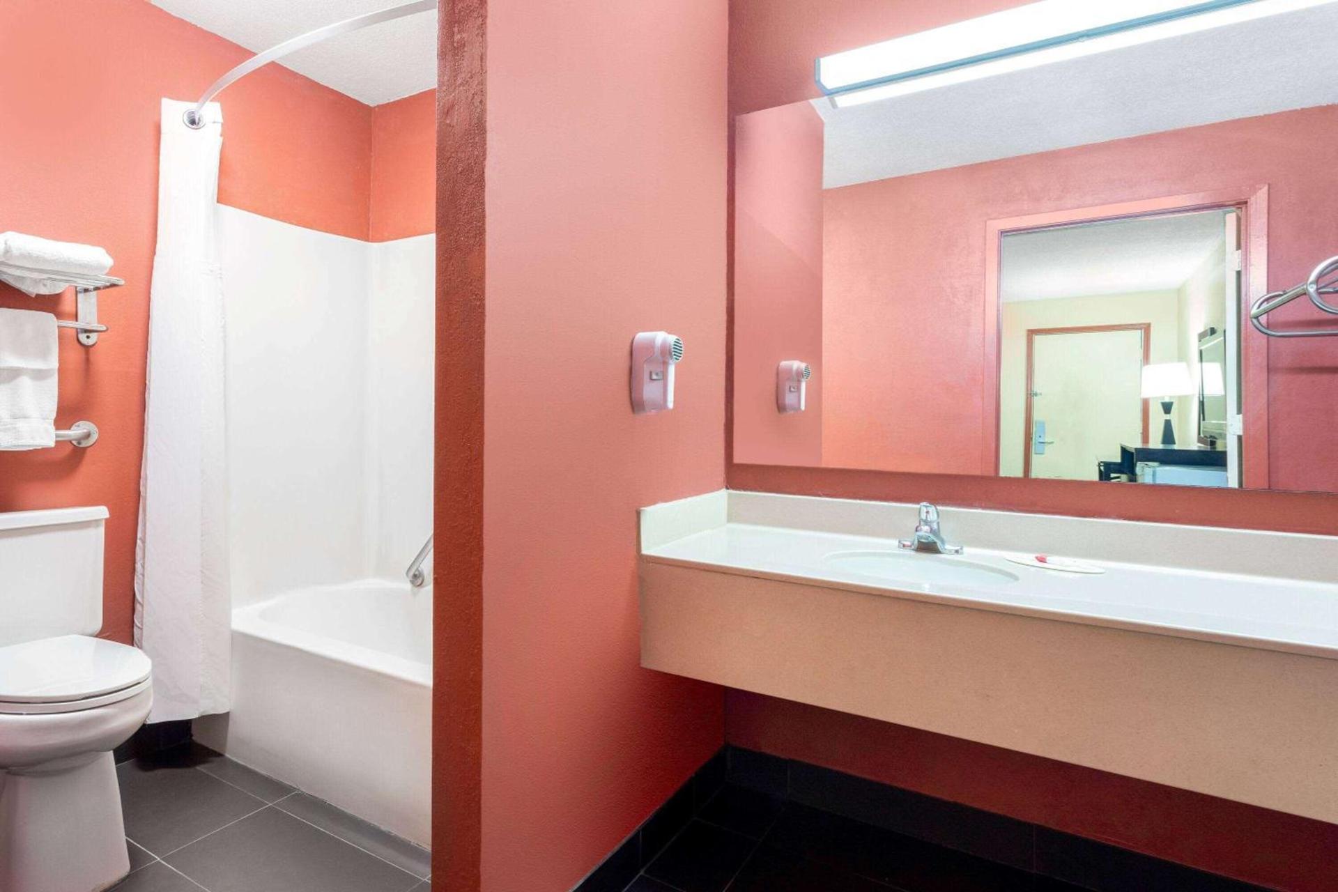 Travelodge by Wyndham Richmond IN photo 25