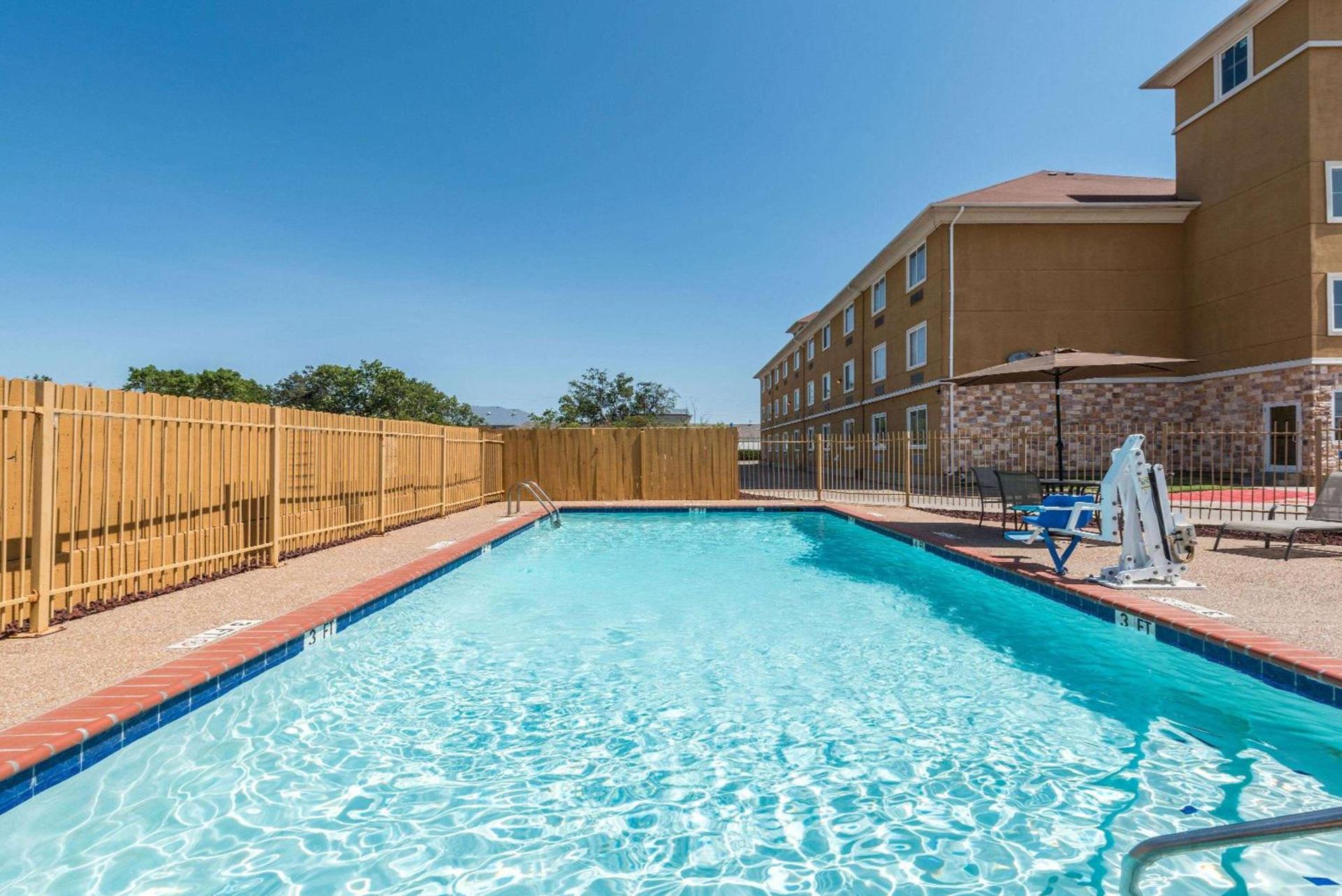 Days Inn & Suites by Wyndham Cleburne TX photo 37
