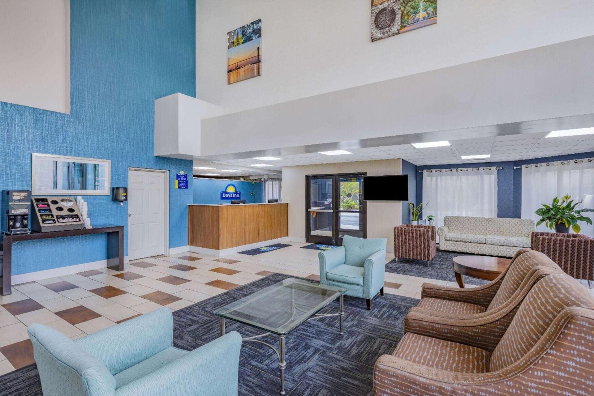 Days Inn & Suites by Wyndham Savannah Midtown photo 6