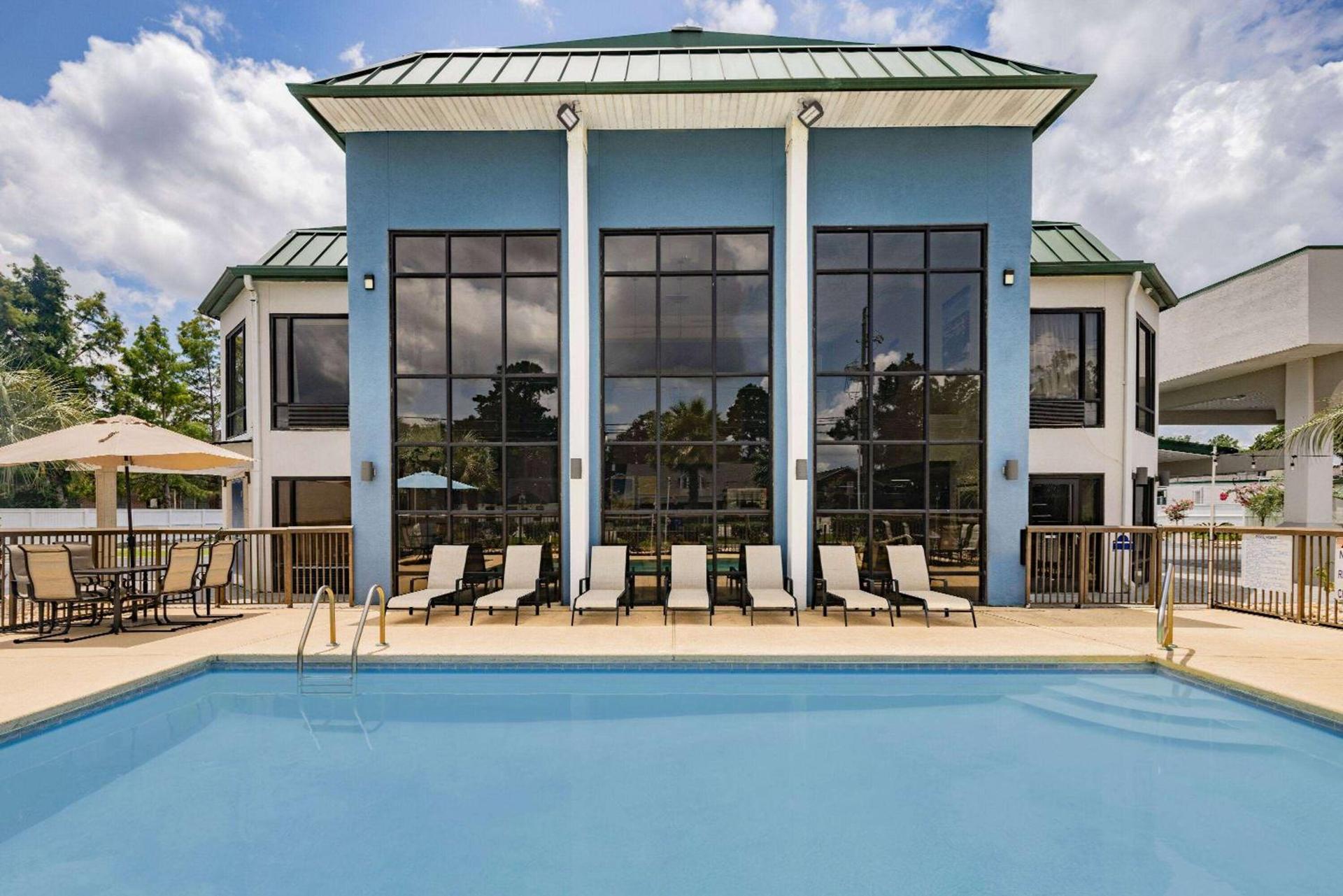 Days Inn & Suites by Wyndham Savannah Midtown photo 3