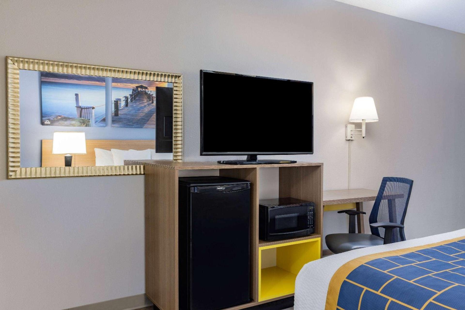 Days Inn & Suites by Wyndham Savannah Midtown photo 14