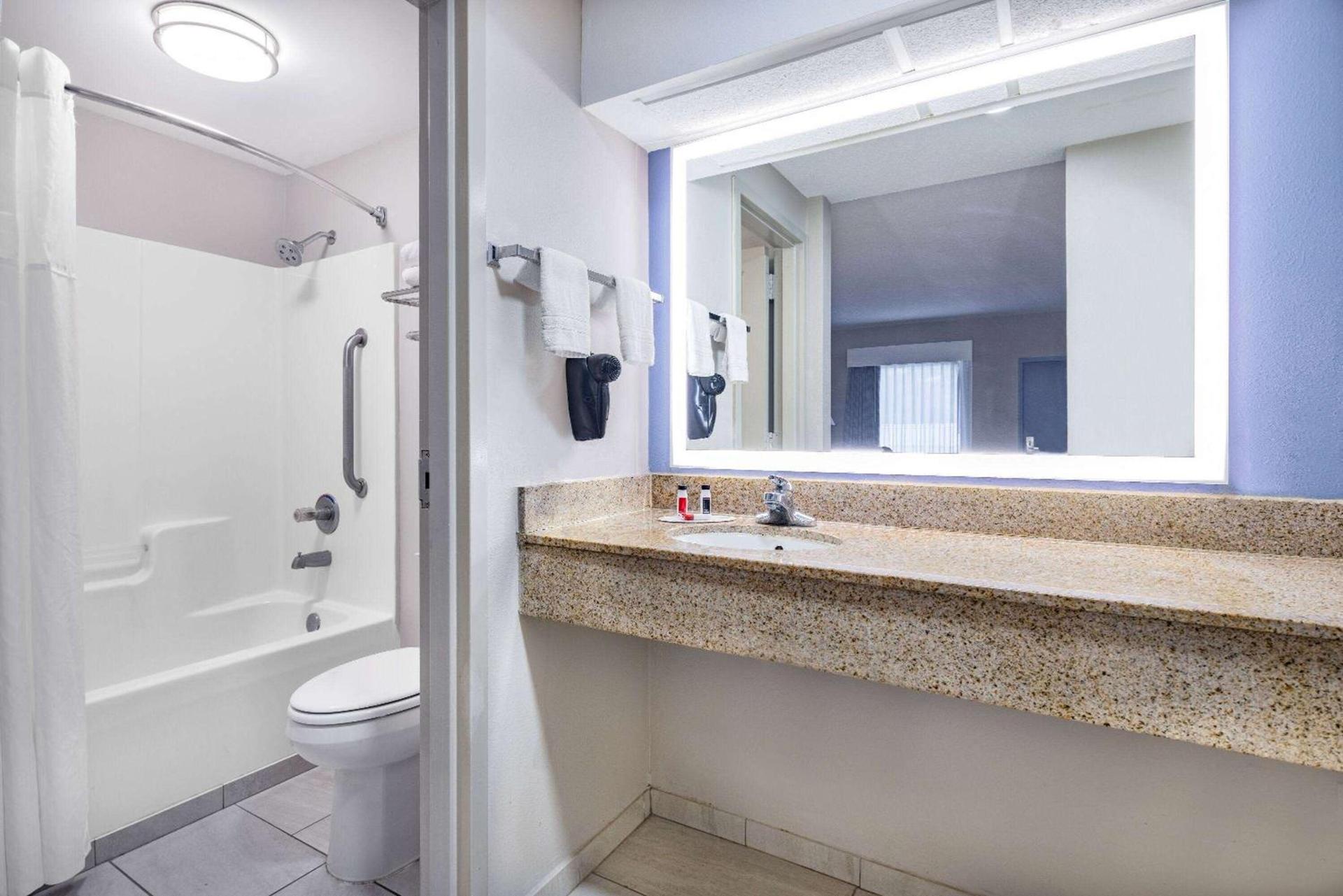 Days Inn & Suites by Wyndham Savannah Midtown photo 12